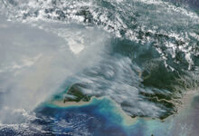 رصد بالقمر الصناعي NOAA-20 يُظهر دخان الحرائق فوق جنوب غينيا الجديدة يوم 11 أكتوبر 2026.