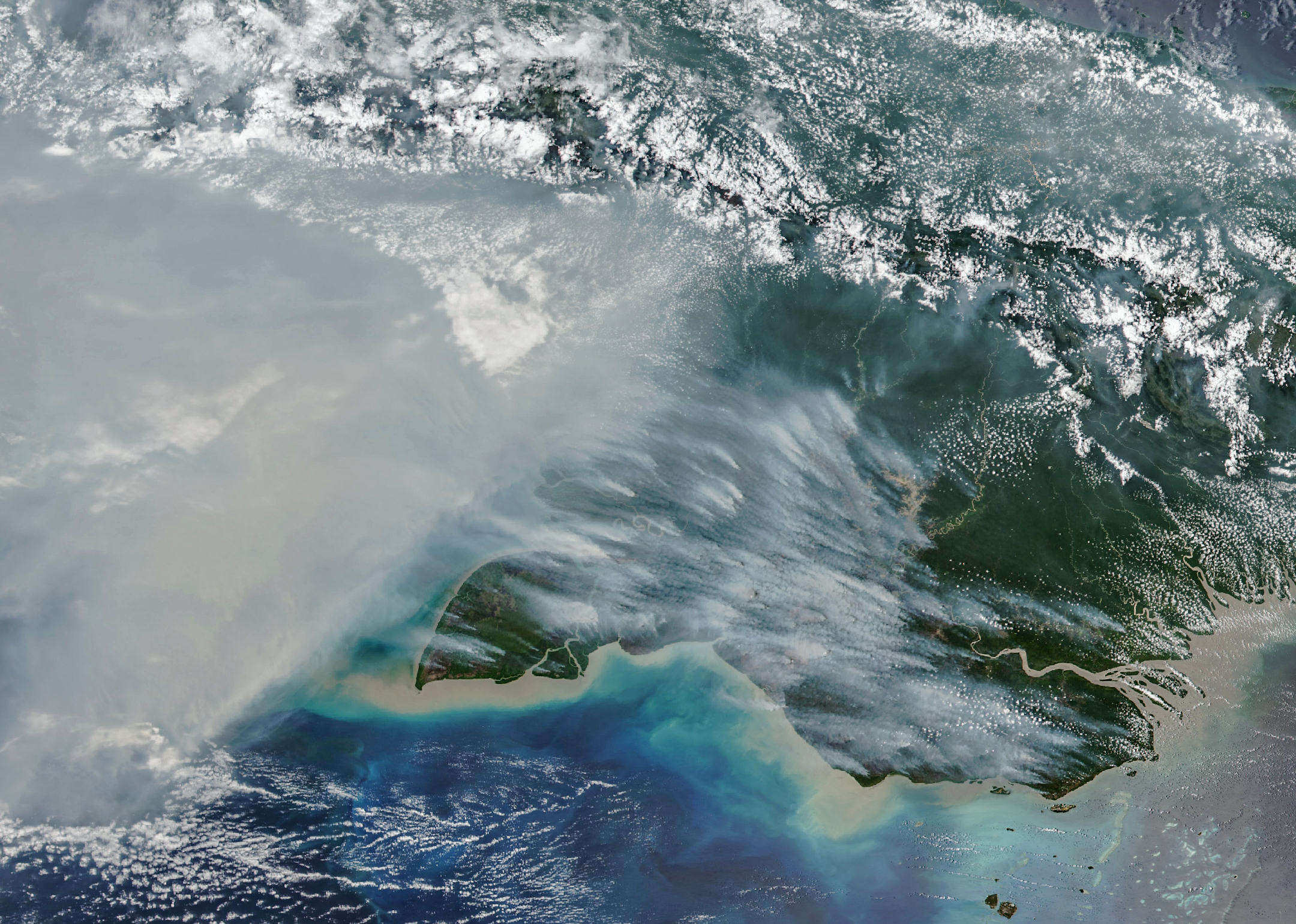رصد بالقمر الصناعي NOAA-20 يُظهر دخان الحرائق فوق جنوب غينيا الجديدة يوم 11 أكتوبر 2026.